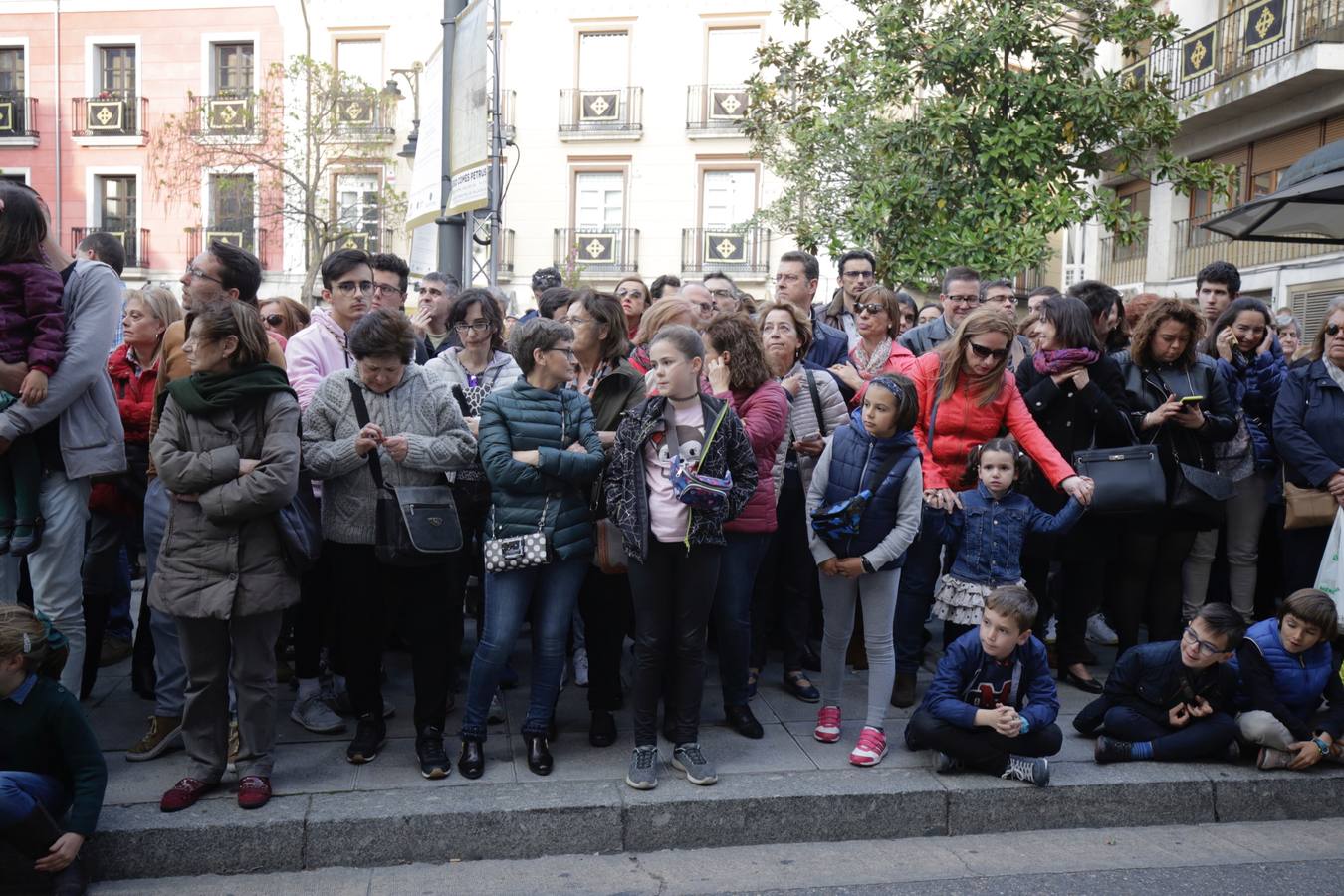 Público en el Traslado del Cristo Yacente en Valladolid