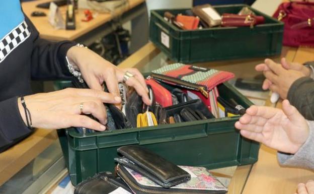 La oficina de objetos perdidos de Valladolid recibe 8.900 euros, 3.400 carteras y 940 llaves en un año