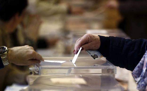 El PSOE crece en campaña y adelantaría al PP como partido más votado en Castilla y León