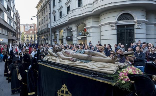 El Cristo Yacente regresa a su sede en el convento de Santa Ana de Valladolid