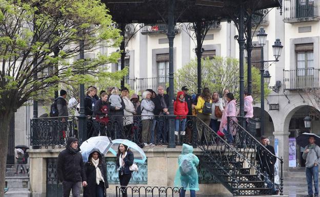 El turismo apenas se resiente de la lluvia y se refugia en hoteles y restaurantes