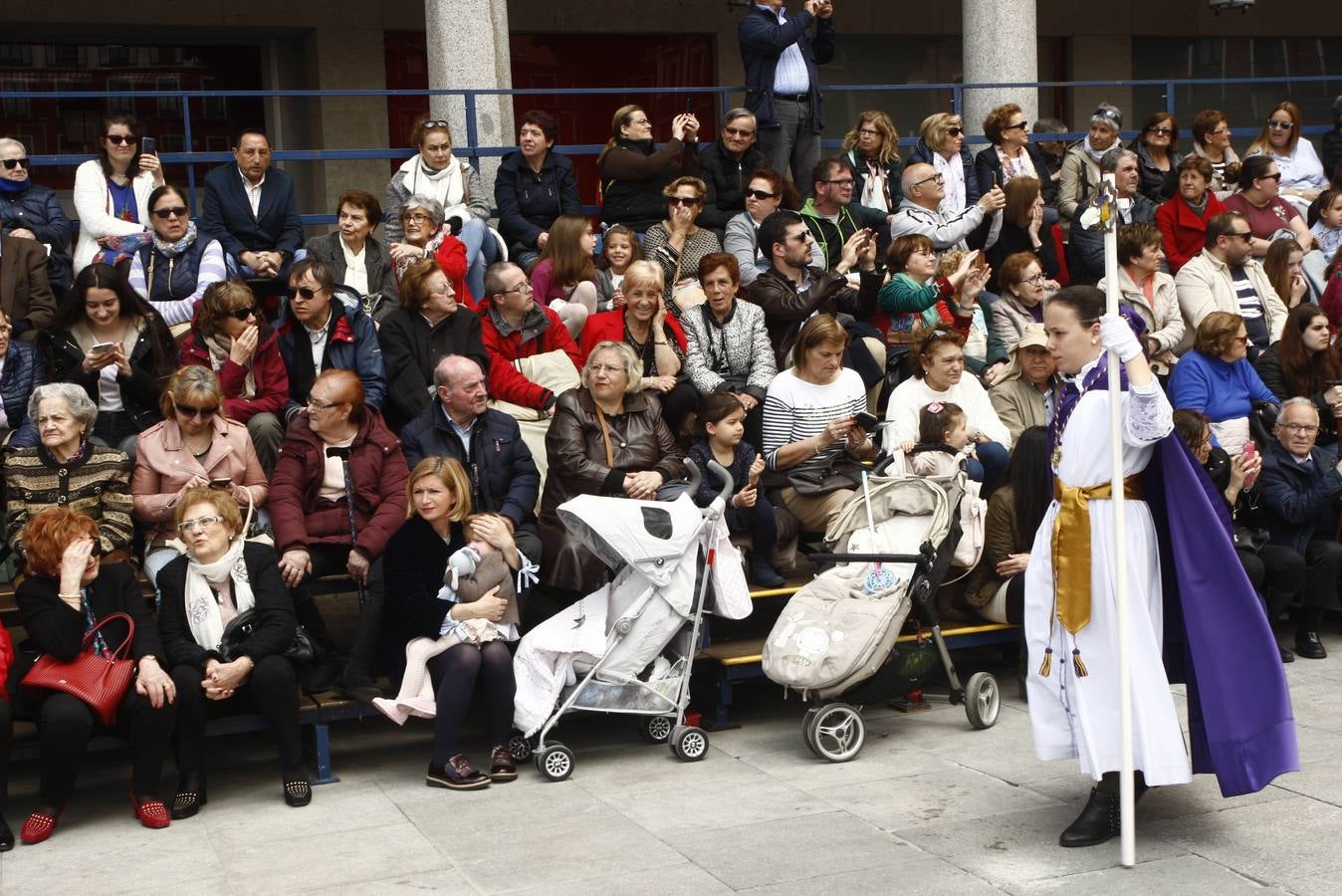 Público en la Procesión del Encuentro en Valladolid (1/4)