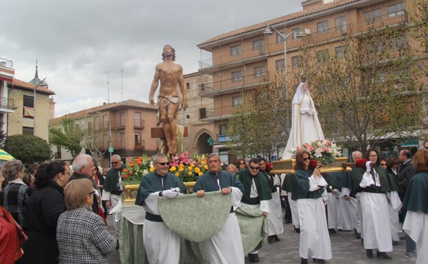 El Resucitado y la Virgen se encuentran un año más en la Puerta del Alcocer en Arévalo