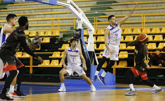 El CB Tormes solo compite un cuarto ante el CB L'Hospitalet y vuelve a caer con estrépito fuera (80-49)