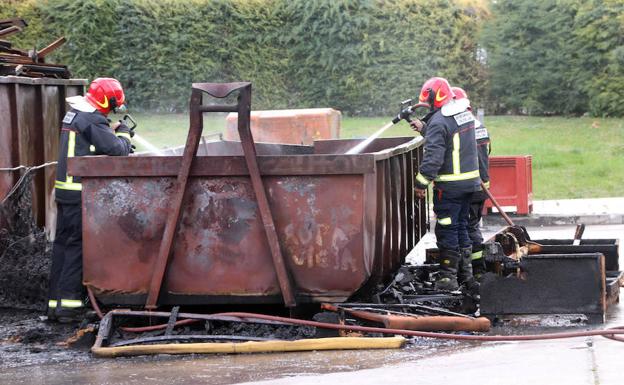 Los vándalos se ceban con el punto limpio de Cuéllar, que registra el tercer incendio en un mes