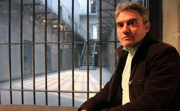 «Igual que los perros huelen el miedo, los presos rechazan al voluntario que viene a posturear»
