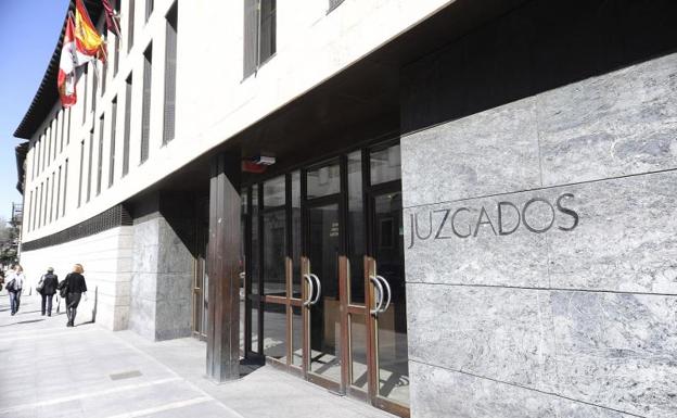 El fiscal pide tres años de internamiento psiquiátrico para el acusado de acuchillar al alguacil de Velilla