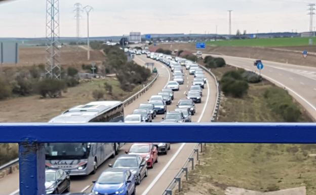 Cuarenta kilómetros de retenciones en la A-6 en la provincia de Valladolid en dirección Madrid