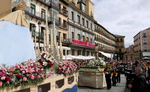 La Procesión del Encuentro despide en la Plaza Mayor una agitada Semana Santa