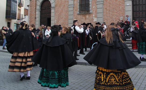 Sopas de Ajo y folclore para celebrar el día de Castilla y León en Arévalo