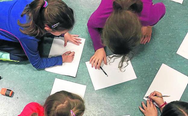 Los bibliobuses mostrarán a los escolares el proceso de creación de un cuento