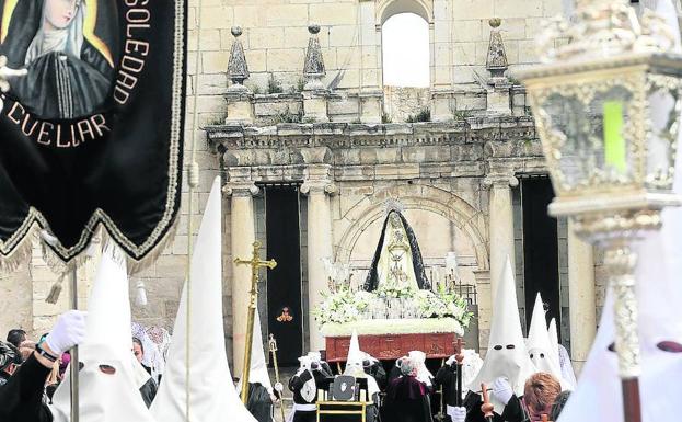 Campanas y mantillas blancas