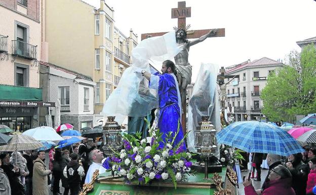 Las cofradías segovianas admiten que, ante la lluvia, debe primar el respeto por las imágenes