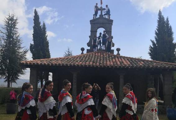 Catorce quintos protagonizan un Día del Pendón muy concurrido en La Alberca