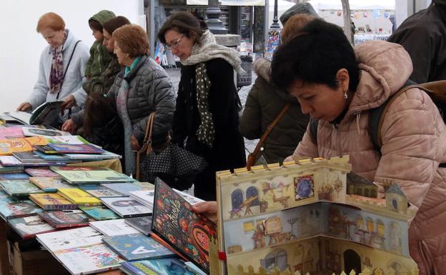 Machado centra la actividad del Día del Libro, marcado por la lluvia