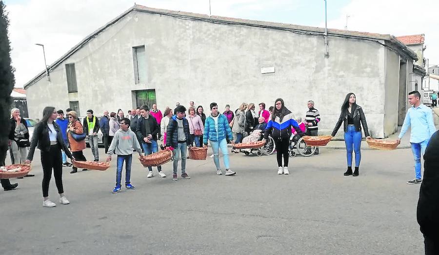 Depositan 200 docenas de huevos ante el Cristo del Socorro para su bendición en Fuenterroble