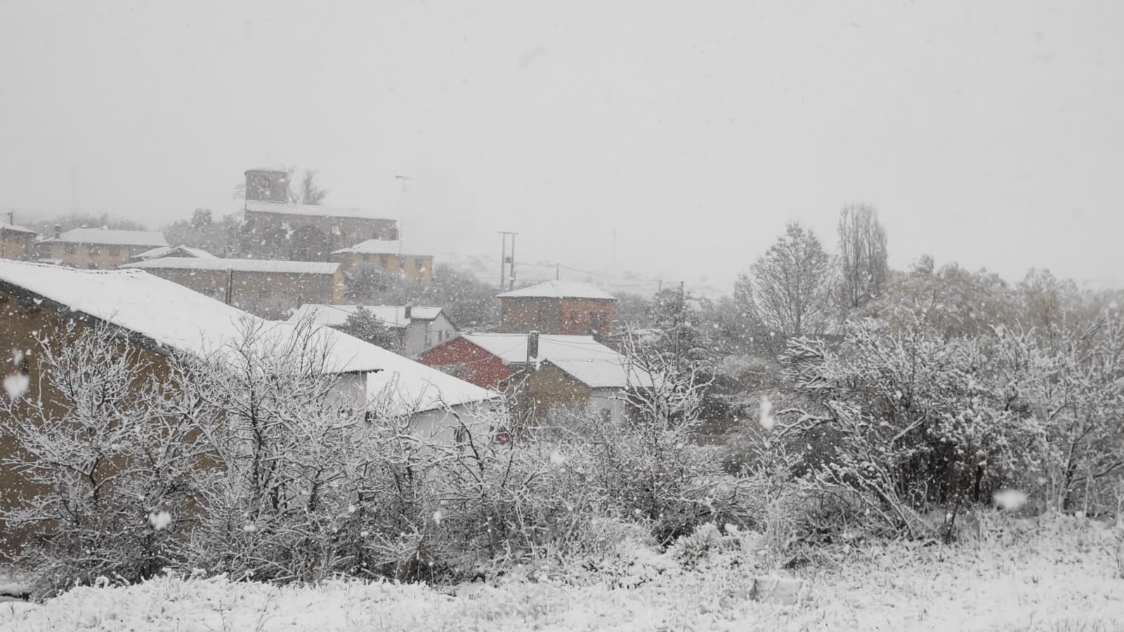 La nieve vuelve a finales de abril al norte de Palencia