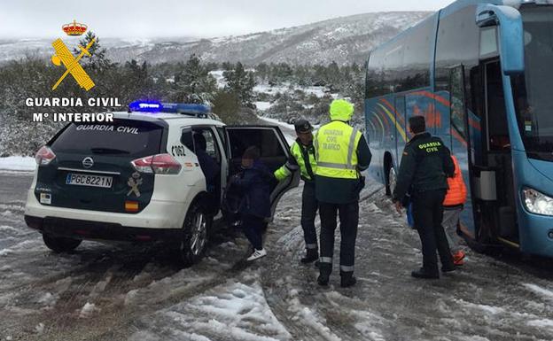 Rescatados 41 escolares y 4 profesores atrapados por la nieve en la localidad burgalesa Pineda de la Sierra