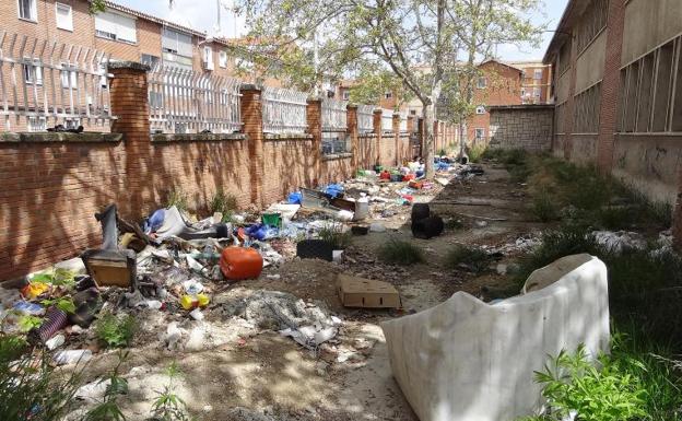 El abandono de las obras convierte el colegio del 29 de Octubre de Valladolid en un vertedero