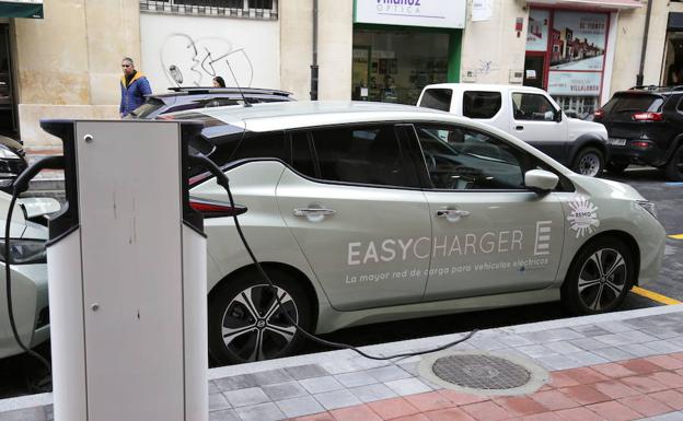 El Ayuntamiento instalará cinco cargadores para coches eléctricos en la vía pública