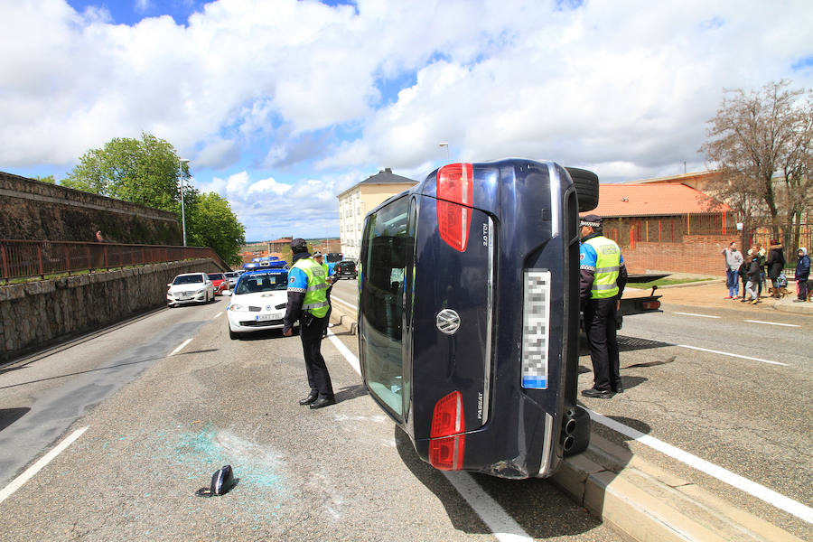 Vuelco de un vehículo en la carretera de La Granja