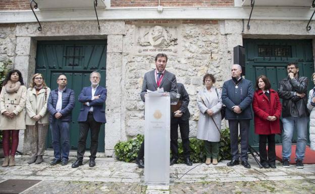 Óscar Puente urge desde la Casa de Cervantes a potenciar el libro como «artículo de primera necesidad»