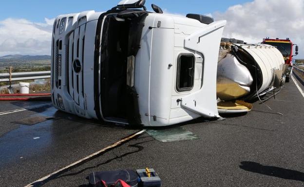 Un herido al volcar un camión cisterna en la Autovía de la Plata en Salamanca