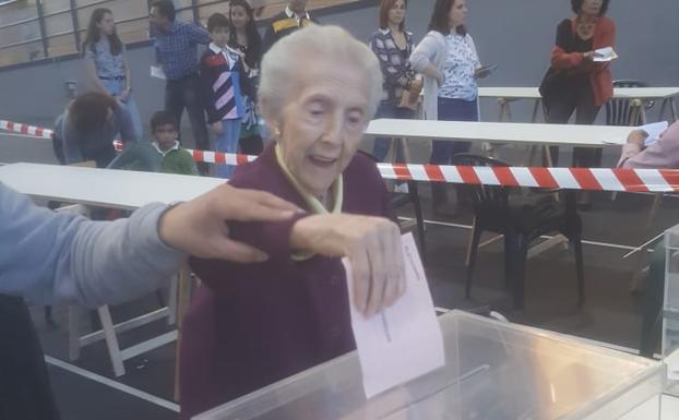 Pilar Garrido Fraile vota, a sus 101 años, en la localidad vallisoletana de La Cistérniga