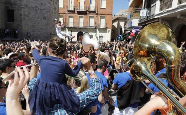 Peñafiel cierra la Concentración de Charangas con 20.000 participantes