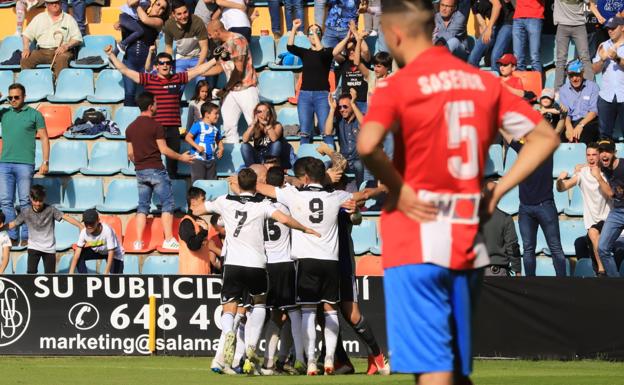 El Salamanca CF, del drama al éxtasis con remontada para acercarse a la salvación (3-2)