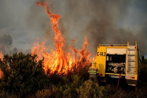 La caída de un rayo provoca un incendio forestal en Quintana del Castillo