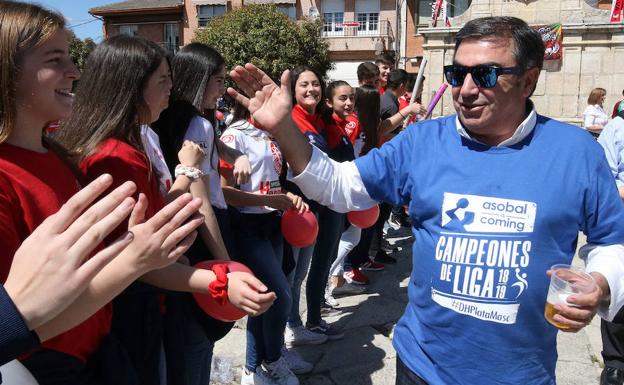 Julián Mateo: «En nuestro pabellón entra lo que entra, pero todos los partidos se jugarán en Nava»