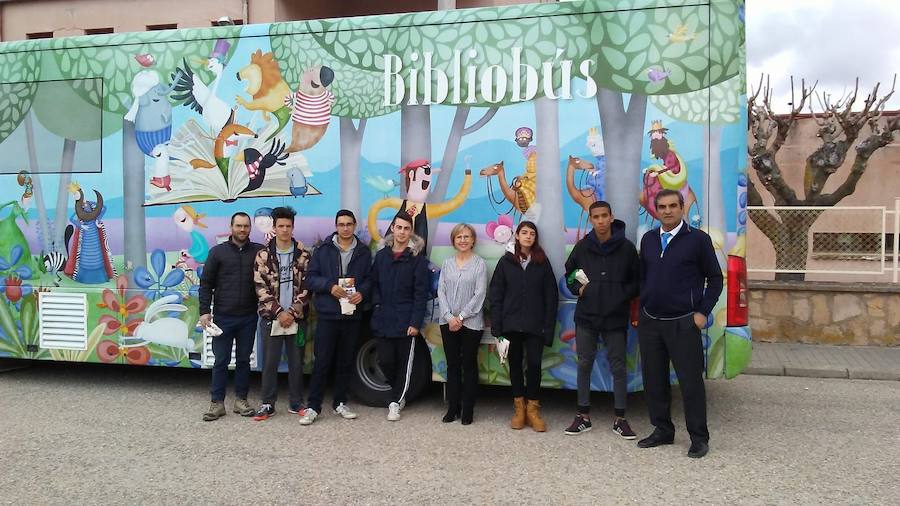 Los alumnos del instituto de Ayllón colaboran con los bibliobuses