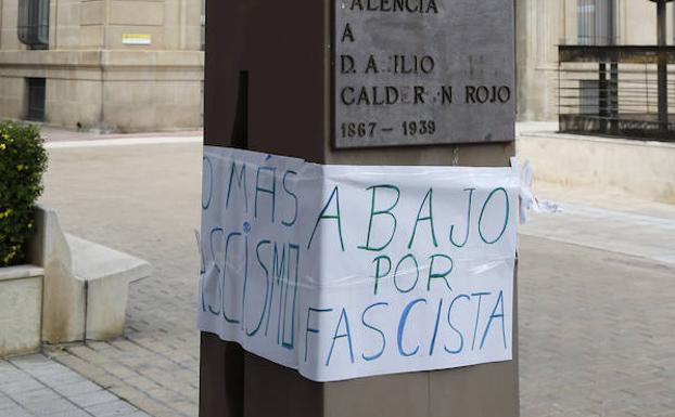 Colocan un cartel con el lema «abajo por fascista» en el busto de Abilio Calderón en Palencia