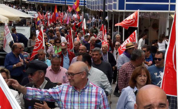 Más de 300 personas se manifiestan por el centro de Segovia por el 1 de Mayo