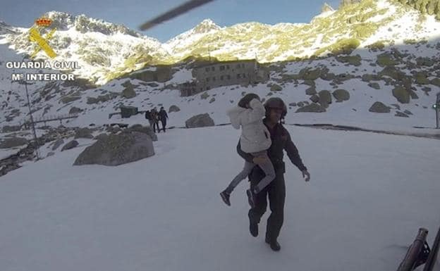 Rescatan a ocho personas atrapadas en Gredos que sufrían «ceguera de la nieve»