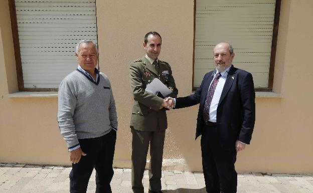 El delegado de Defensa acude a Canalejas para cerrar la crisis por la jura de bandera
