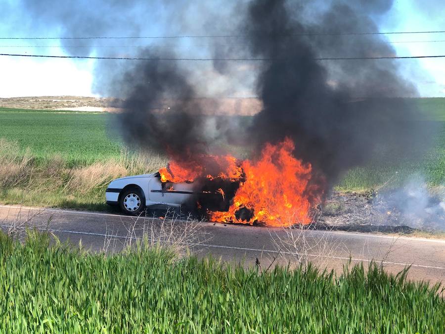 El fuego destruye un coche en la carretera entre Olombrada y Perosillo