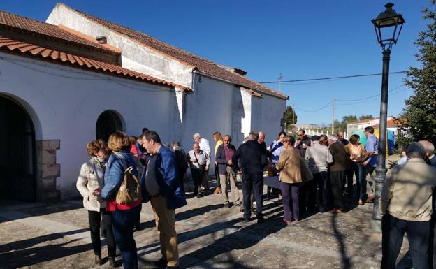 Los vecinos de Monterrubio de la Sierra se vuelcan con su patrona en una emotiva ofrenda floral