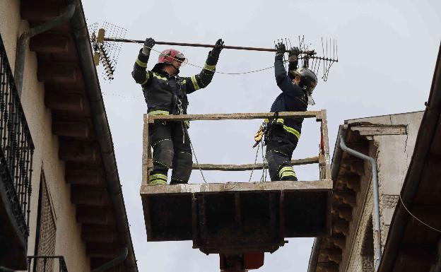 Un accidente, el viento y el fuego movilizan a los servicios de emergencia de Peñafiel