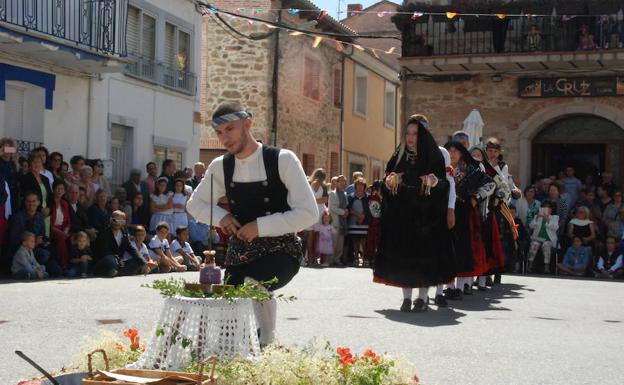 Doce años apostando por el folclore con el Festival de Danzas de Cespedosa