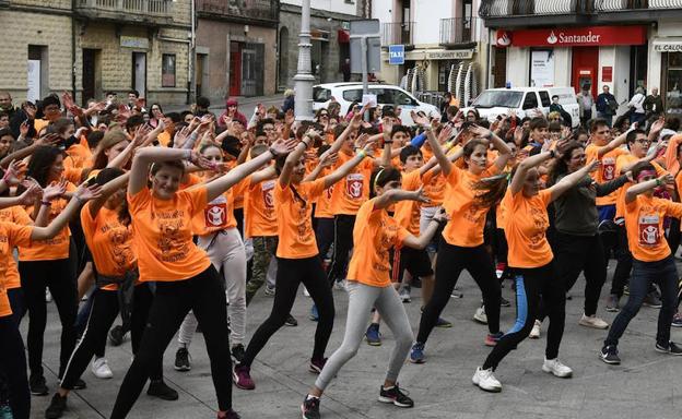 Los estudiantes de El Espinar sacan el deporte a las calles del municipio