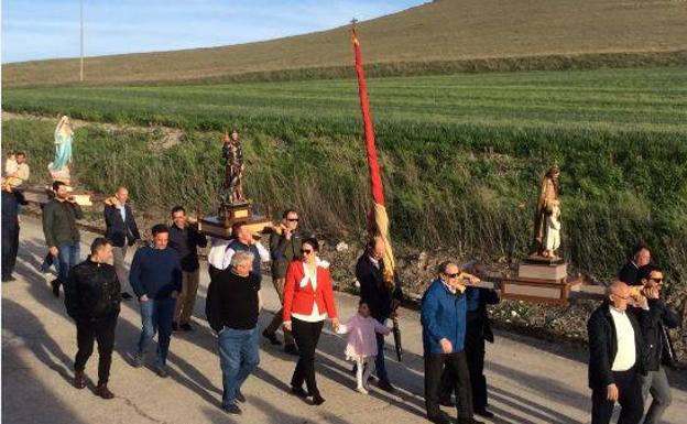 Un cortejo de 17 pasos para honrar a San Miguel en la localidad vallisoletana de Castrodeza
