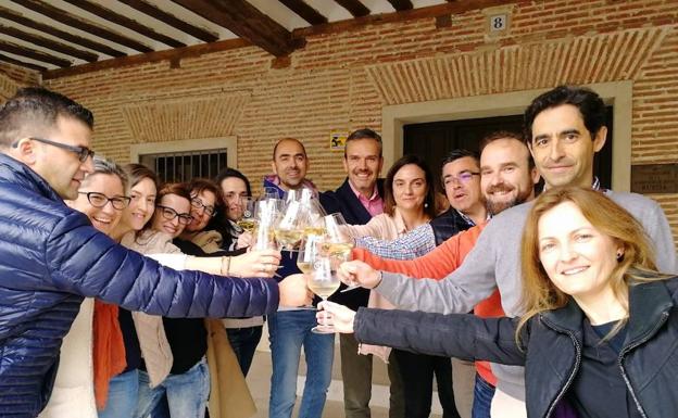 Miles de personas brindarán a las 13:30 horas de este sábado para poner en valor los vinos con DO