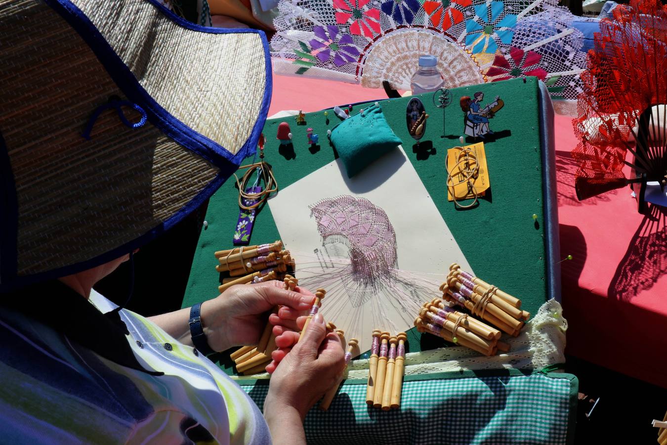 Tercer encuentro de bolillos y vainicas en la Plaza Mayor de Valladolid