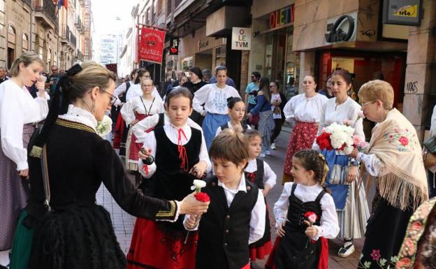 Las tradiciones toman Valladolid con bolillos y bailes castellanos en honor a San Pedro Regalado
