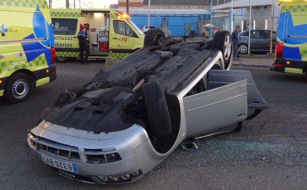 Herida grave una pareja al volcar el coche que conducía un hombre ebrio en el polígono de Argales de Valladolid