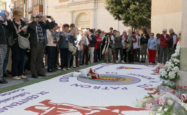 Valladolid honra con versos y flores a San Pedro Regalado