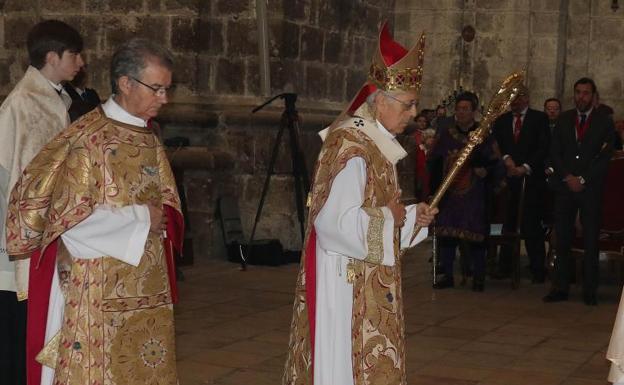 Blázquez anima a seguir el modelo de caridad de San Pedro Regalado y ruega por «oportunidades para los jóvenes»