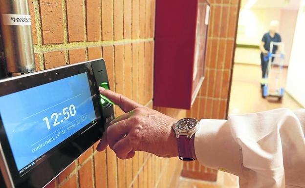 Las 10.300 empresas con al menos un trabajador deben registrar la jornada laboral